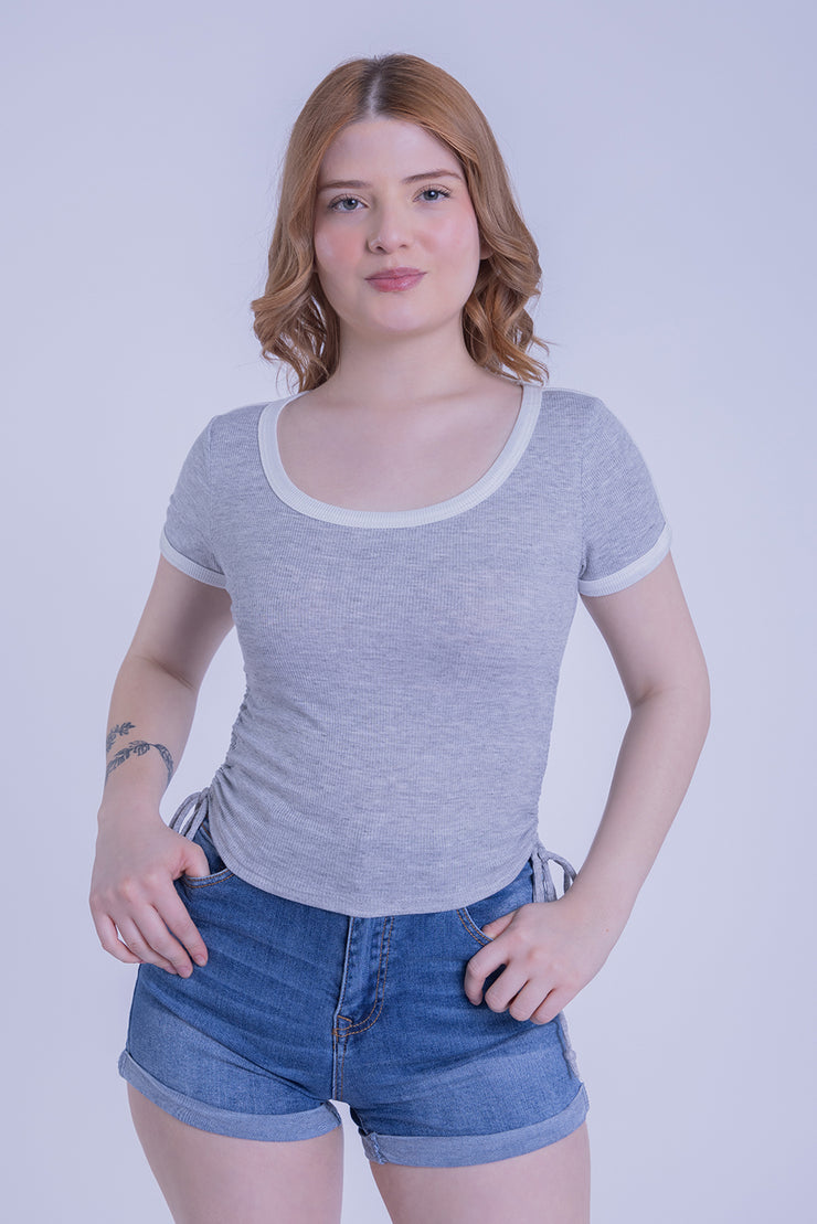 Blusa gris con contraste de color en cuello