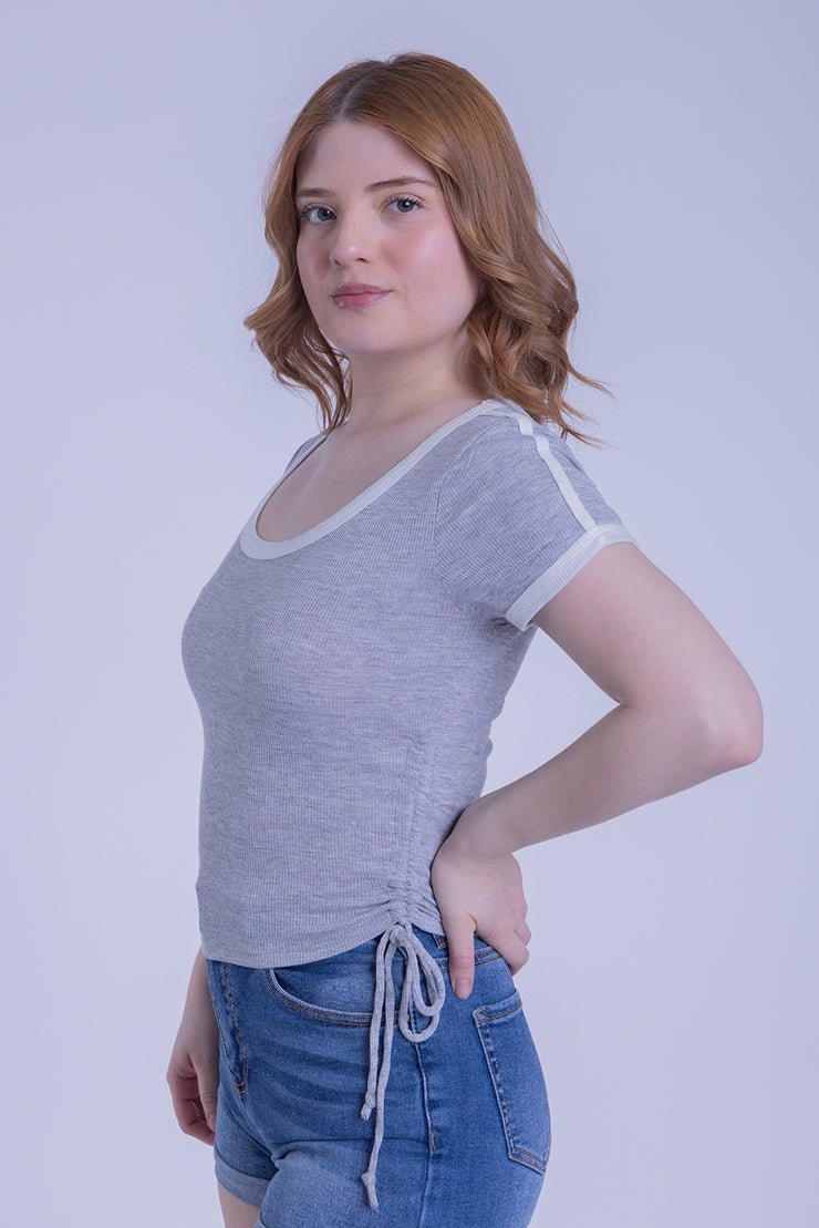 Blusa gris con contraste de color en cuello