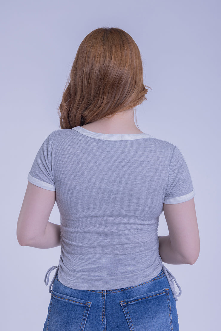 Blusa gris con contraste de color en cuello