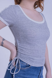 Blusa gris con contraste de color en cuello
