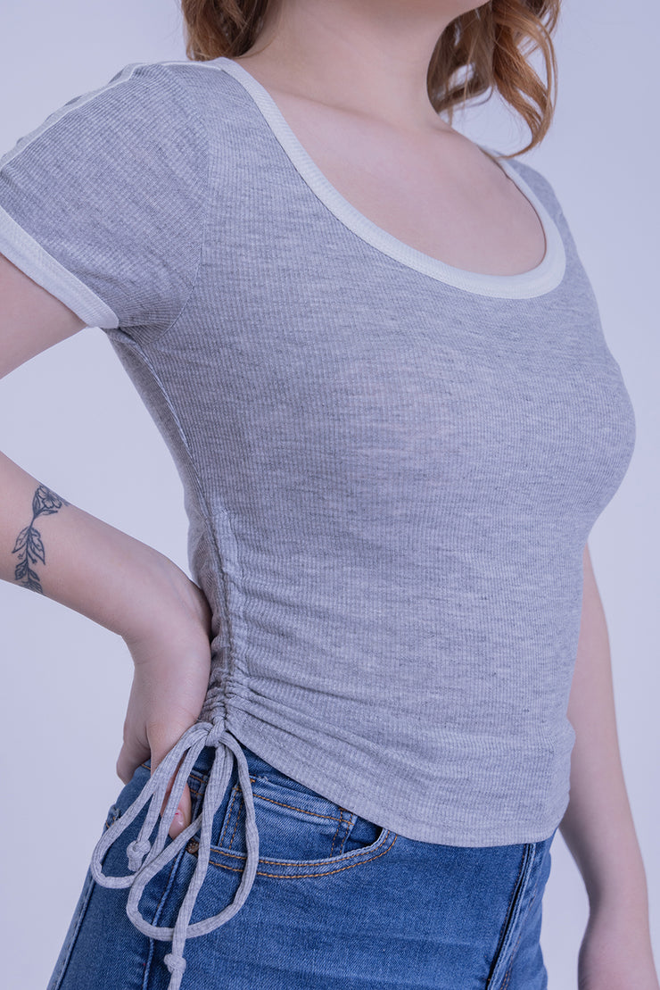 Blusa gris con contraste de color en cuello