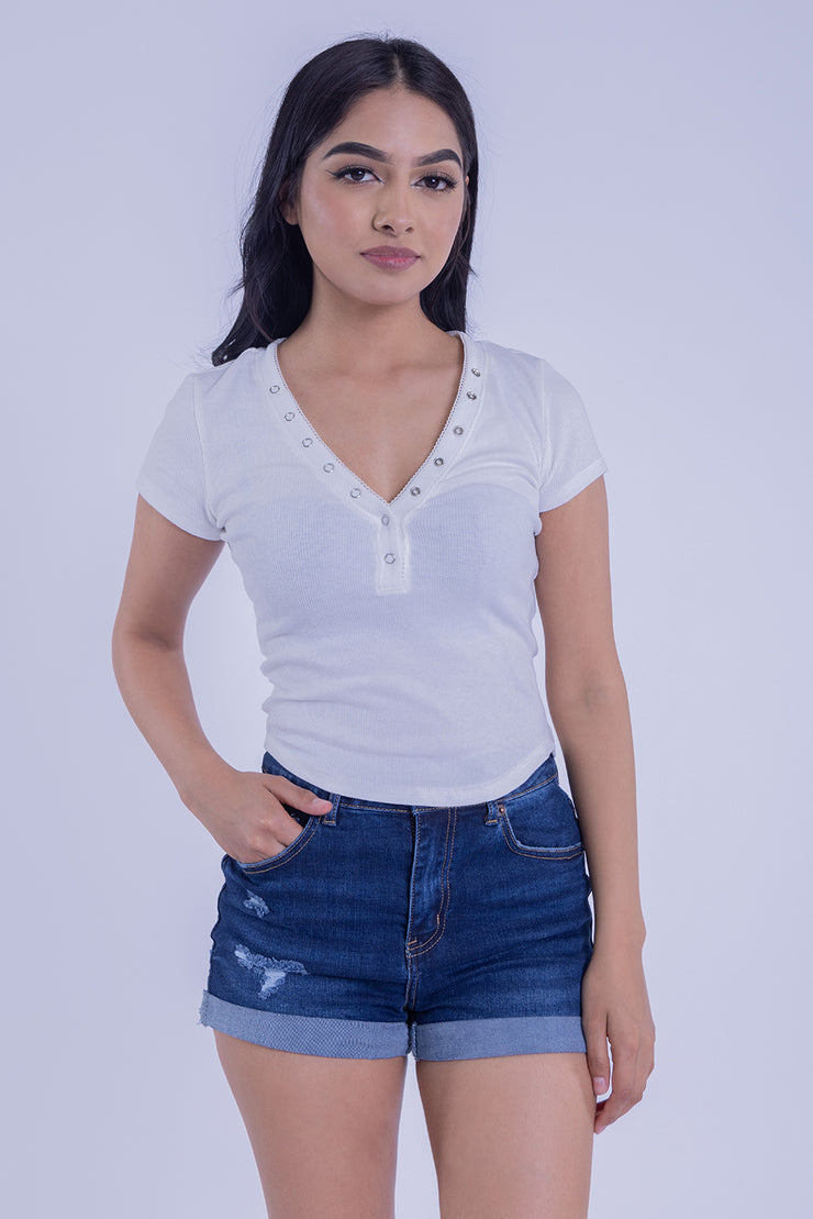 Crop top blanco con botones decorativos