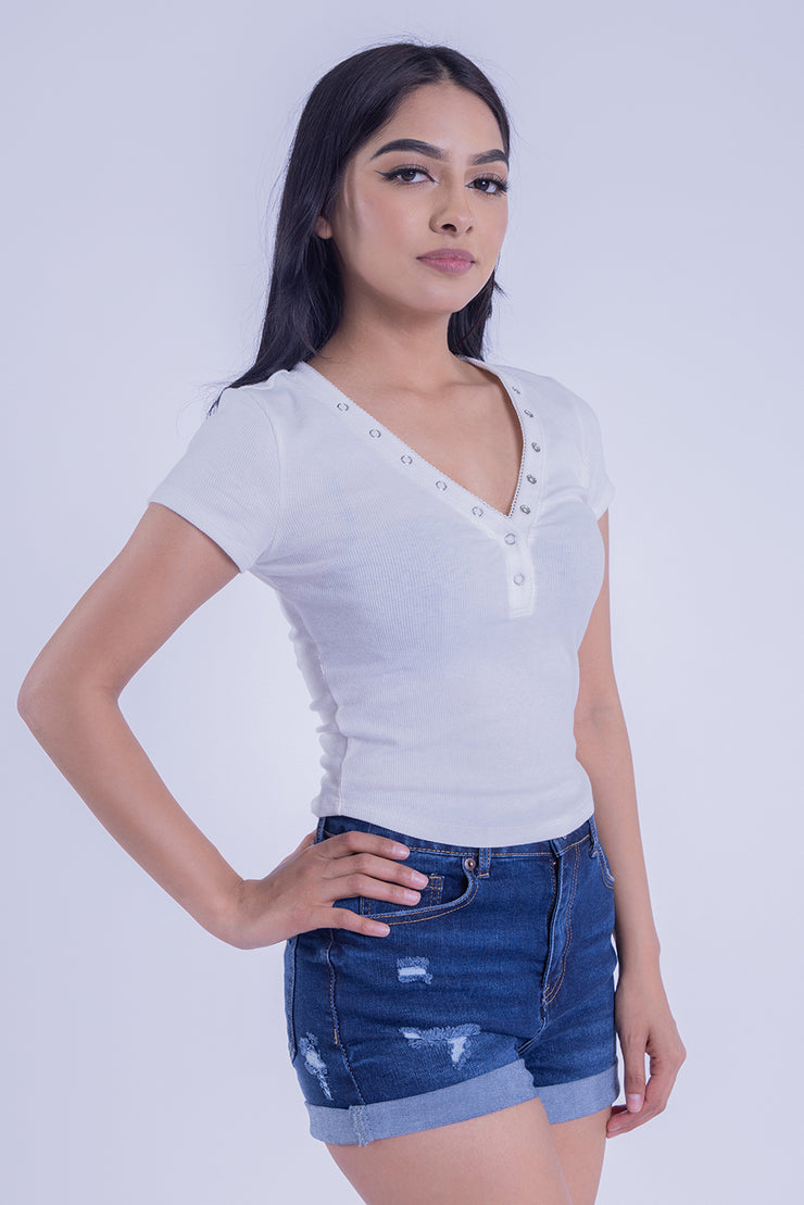 Crop top blanco con botones decorativos