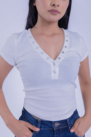 Crop top blanco con botones decorativos