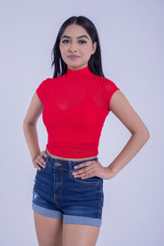 Top rojo de cuello alto