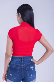 Top rojo de cuello alto