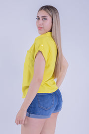 Blusa amarilla abotonada
