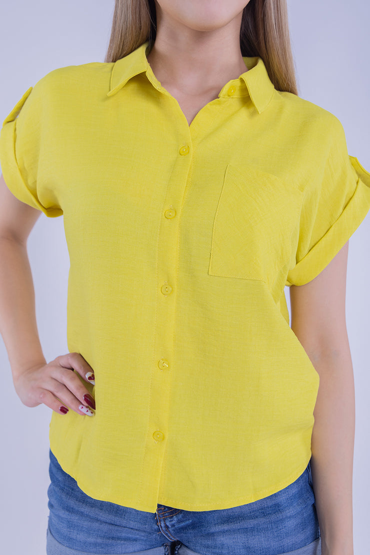 Blusa amarilla abotonada