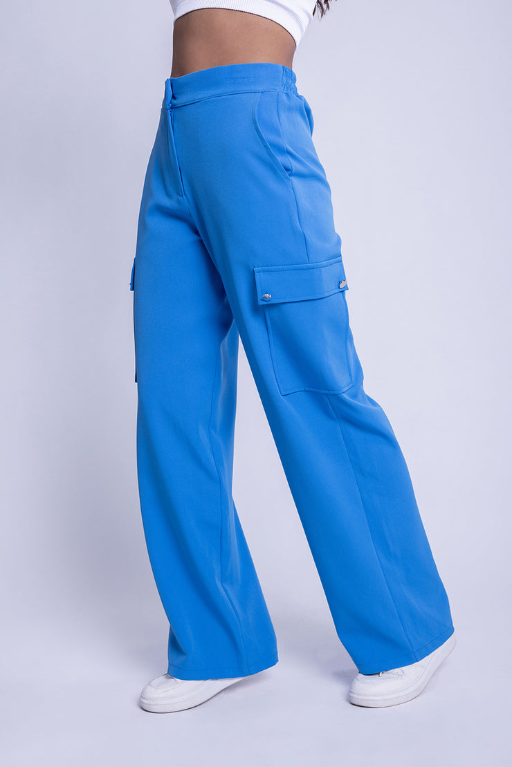 Pantalón tipo cargo con bolsas laterales