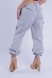 Pantalón tipo jogger gris con bolsas