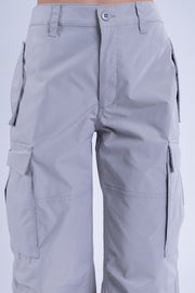 Pantalón tipo jogger gris con bolsas