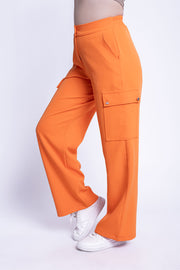 Pantalón tipo cargo con bolsas laterales