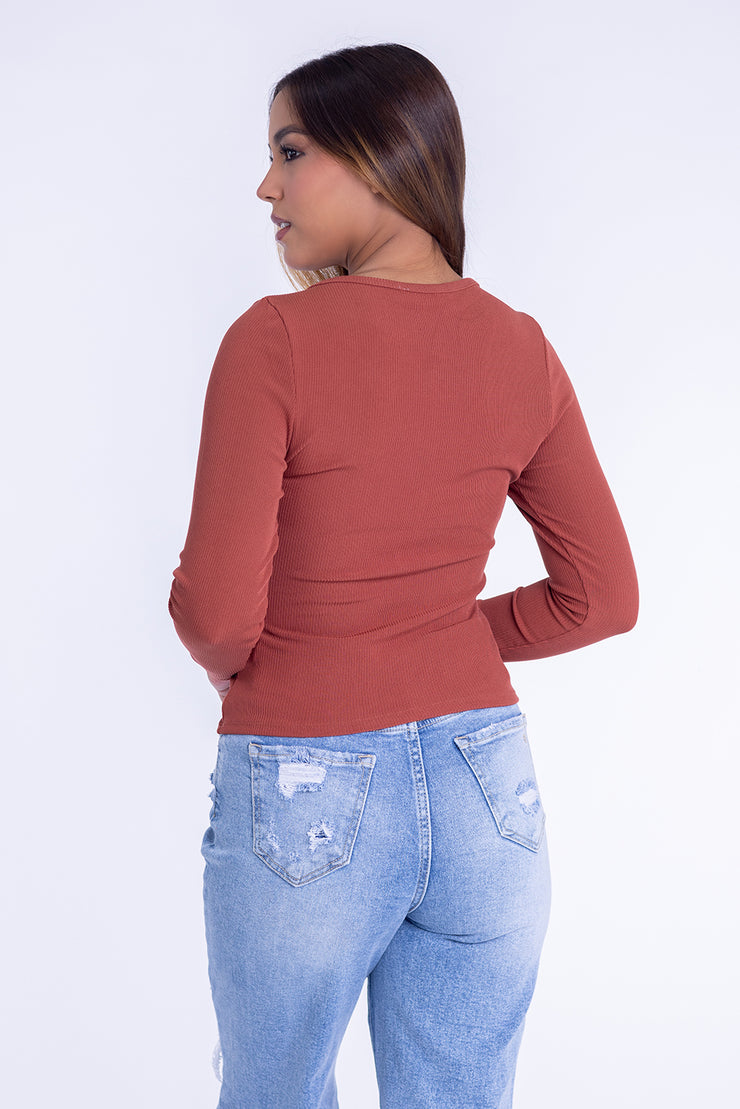 Blusa básica de invierno con cuello en V