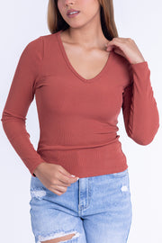 Blusa básica de invierno con cuello en V