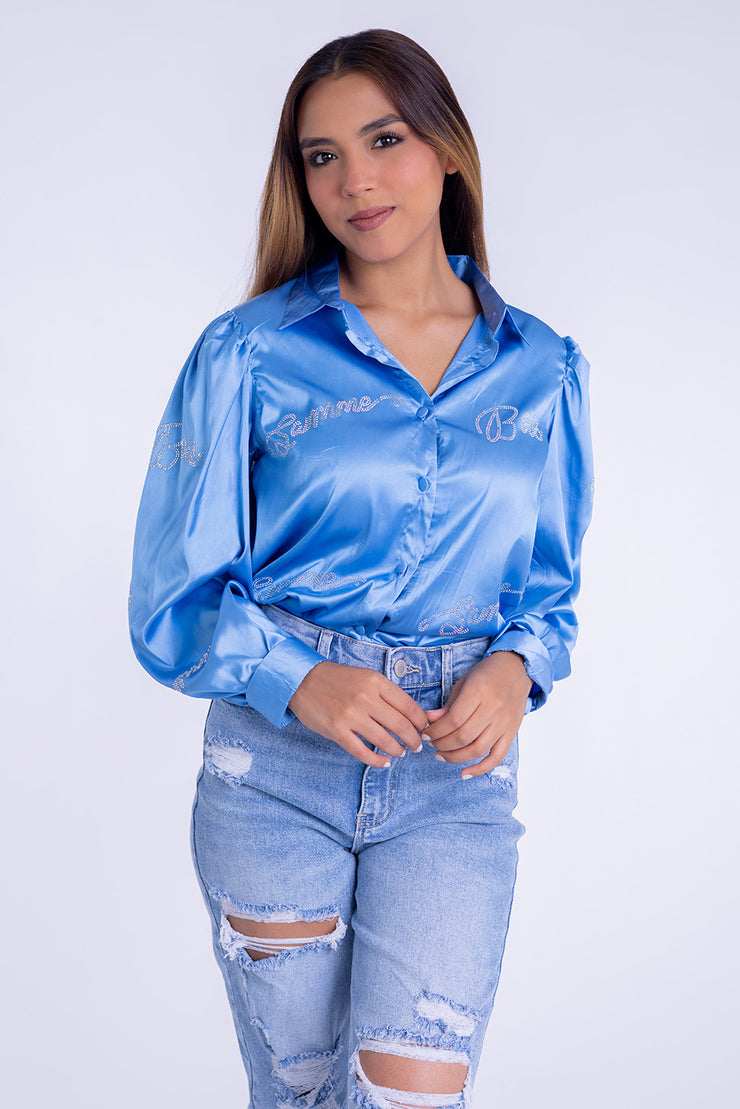 Blusa satinada con aplicaciones de brillos