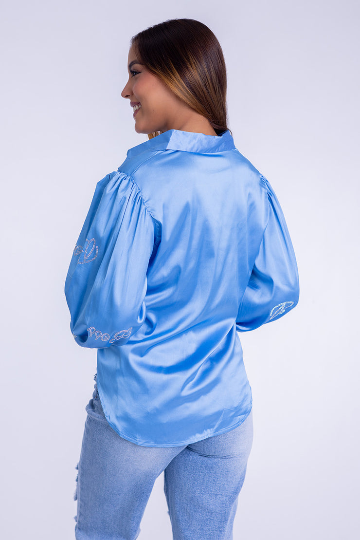 Blusa satinada con aplicaciones de brillos