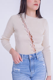 Suéter con escote diagonal trenzado con brillos