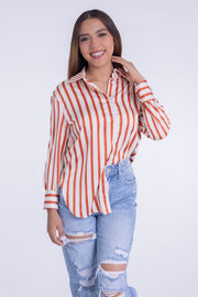 Blusa tipo camiseta satinada de rayas