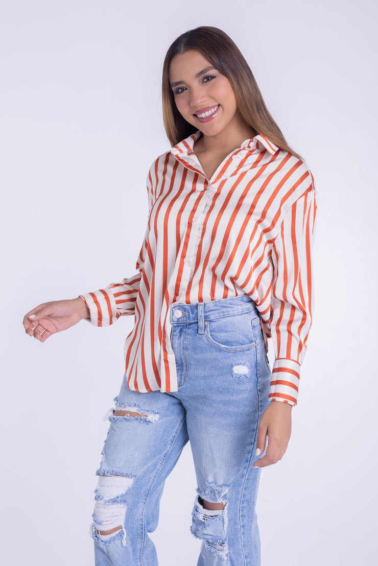 Blusa tipo camiseta satinada de rayas