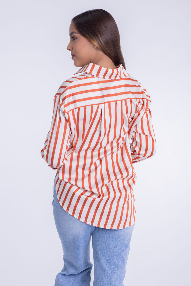 Blusa tipo camiseta satinada de rayas