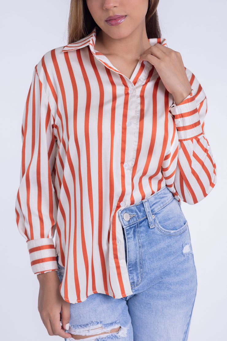 Blusa tipo camiseta satinada de rayas
