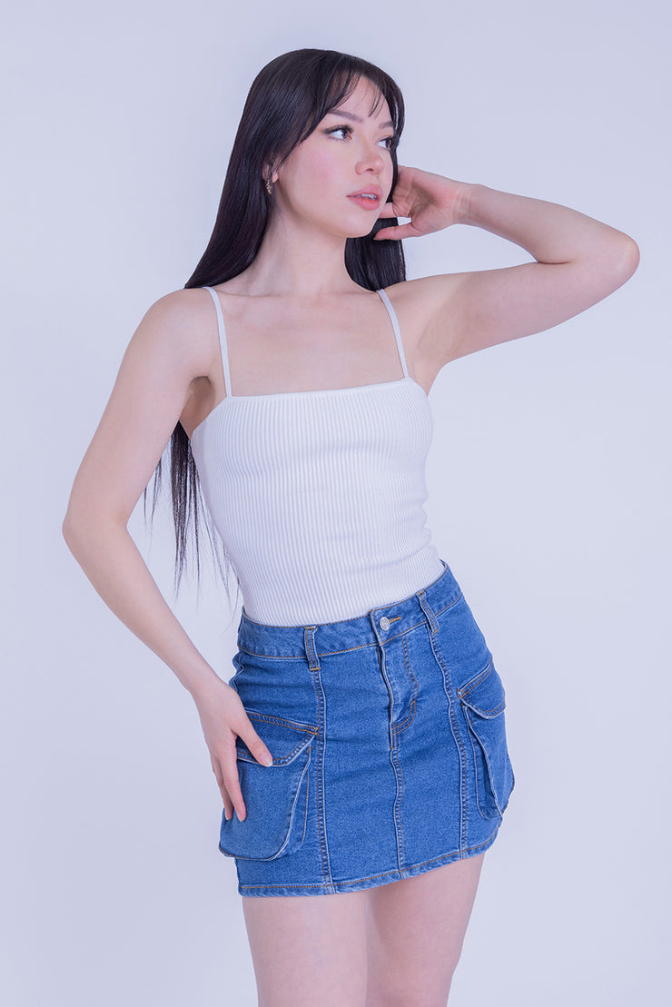 Crop top blanco acanalado de tirantes