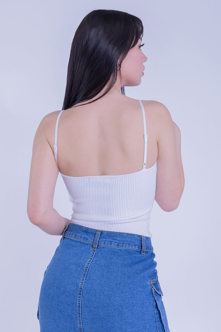 Crop top blanco acanalado de tirantes