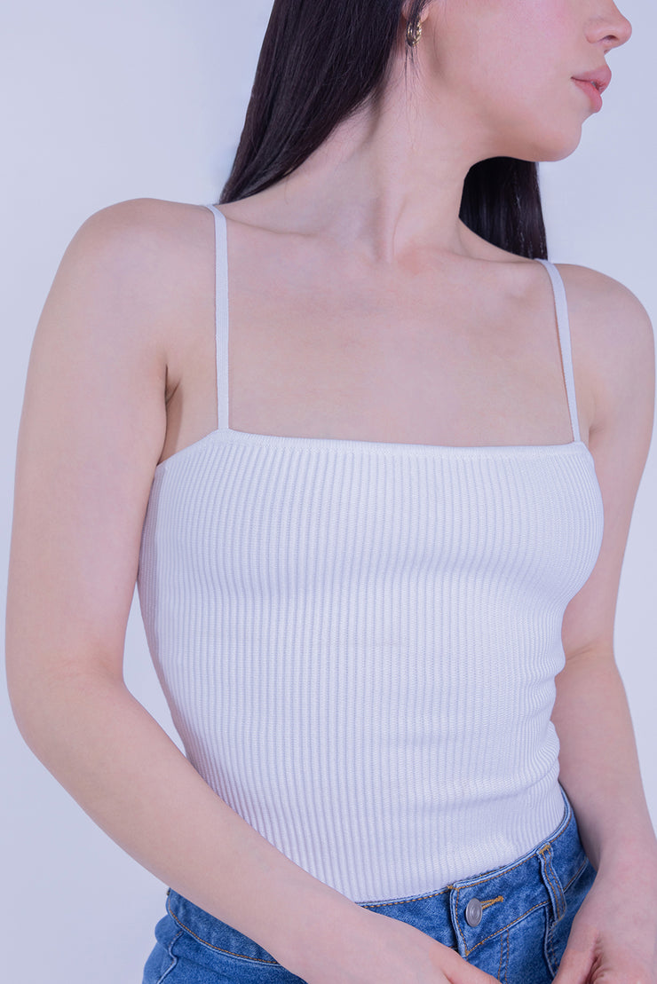 Crop top blanco acanalado de tirantes