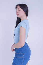 Crop azul acanalado con flores