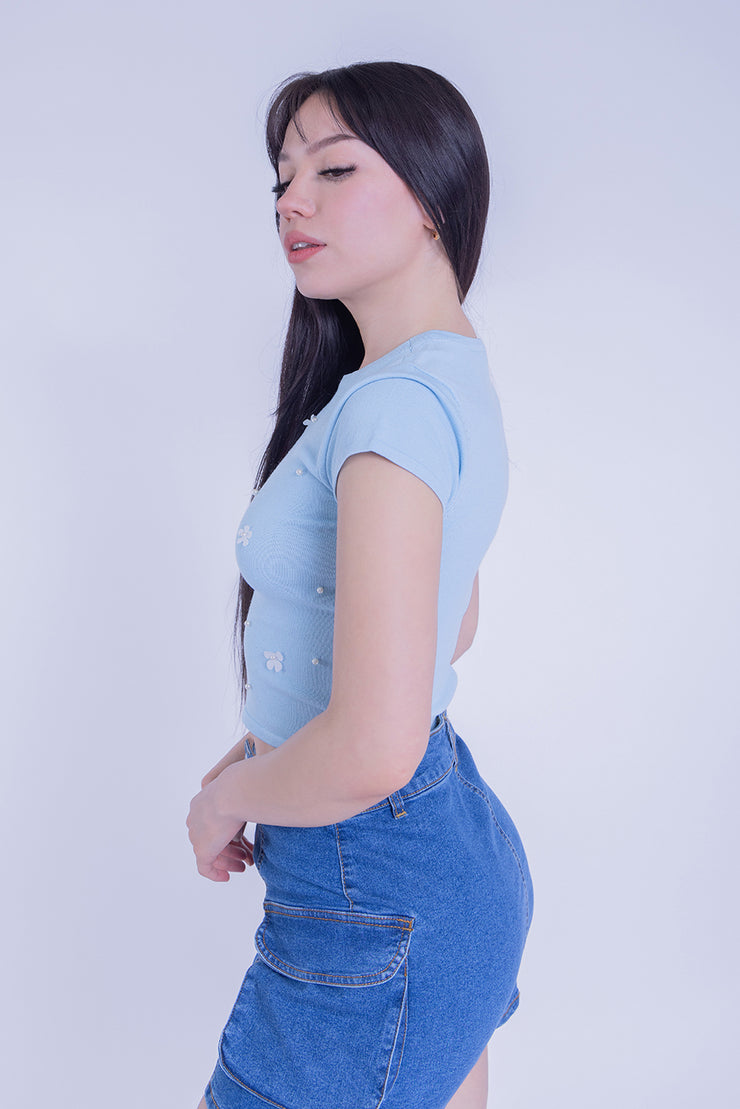 Crop azul acanalado con flores