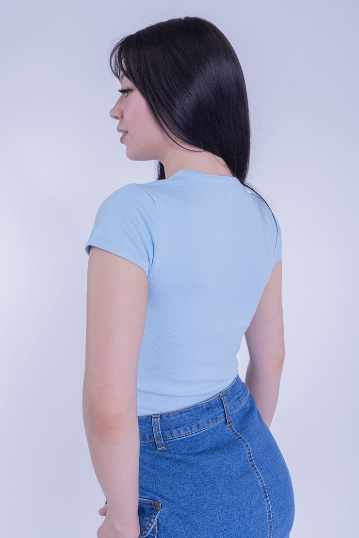 Crop azul acanalado con flores