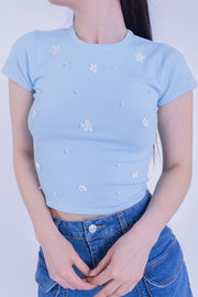 Crop azul acanalado con flores
