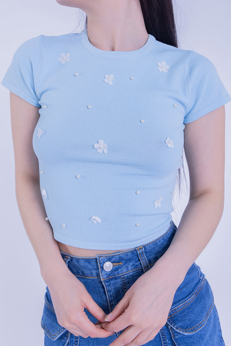 Crop azul acanalado con flores