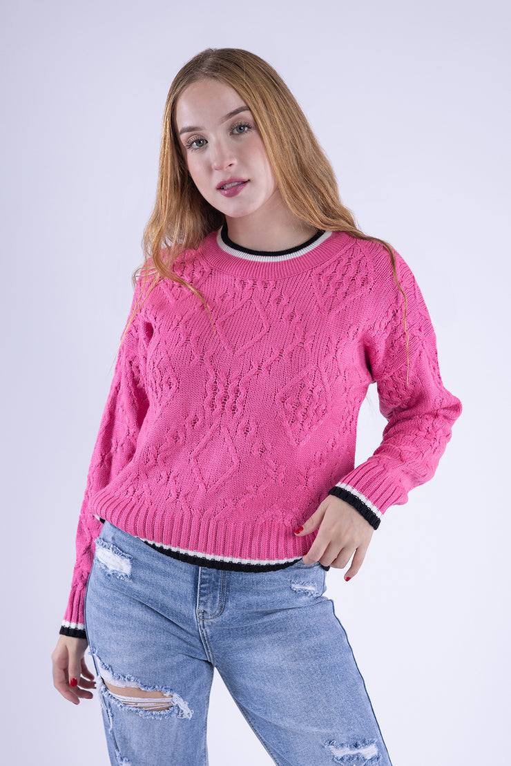 Suéter rosa con franjas decorativas