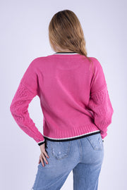 Suéter rosa con franjas decorativas