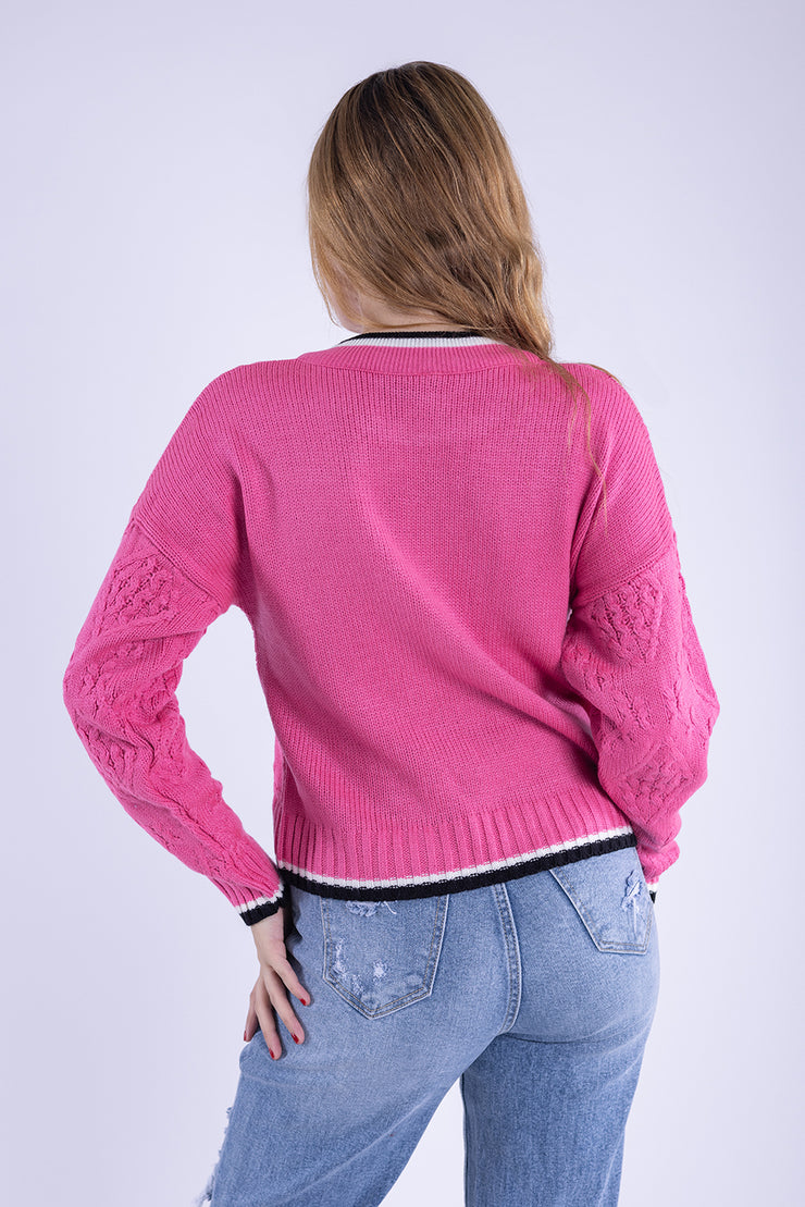 Suéter rosa con franjas decorativas