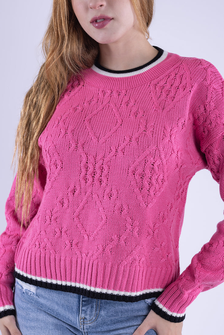 Suéter rosa con franjas decorativas