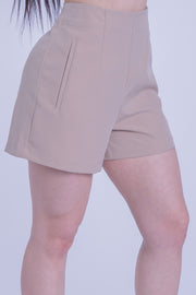 Short beige con imitacion bolsa