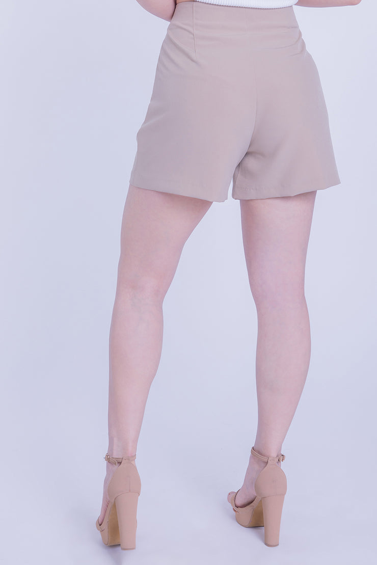 Short beige con imitacion bolsa