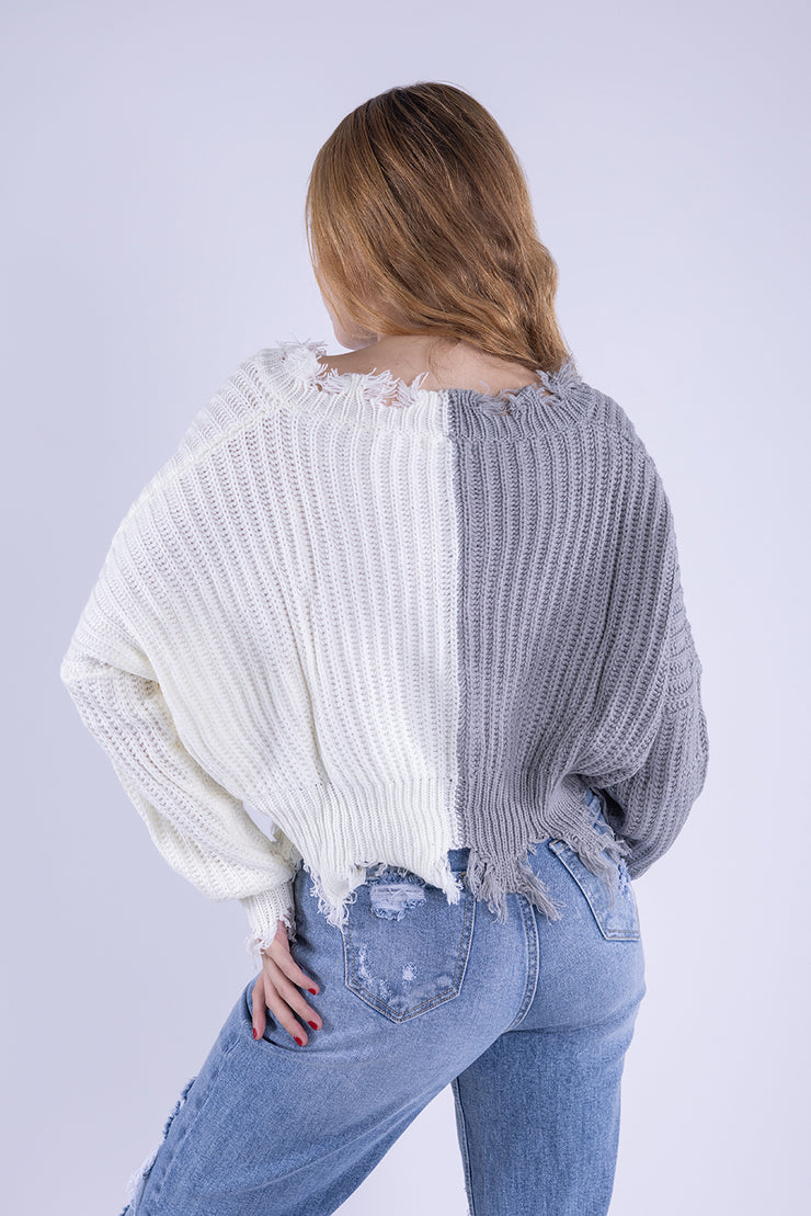 Suéter bicolor blanco-gris con efecto desgarre