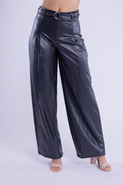 Pantalón tipo palazo de vinil con cinturón