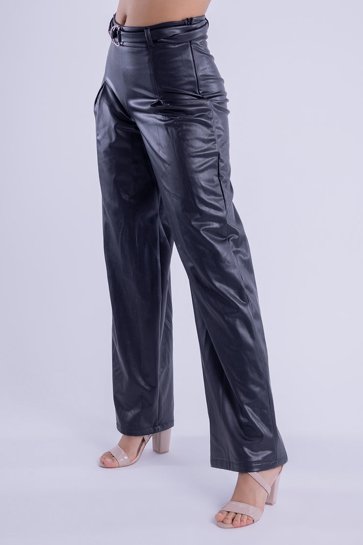 Pantalón tipo palazo de vinil con cinturón