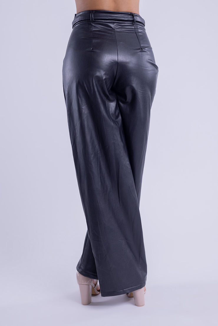 Pantalón tipo palazo de vinil con cinturón
