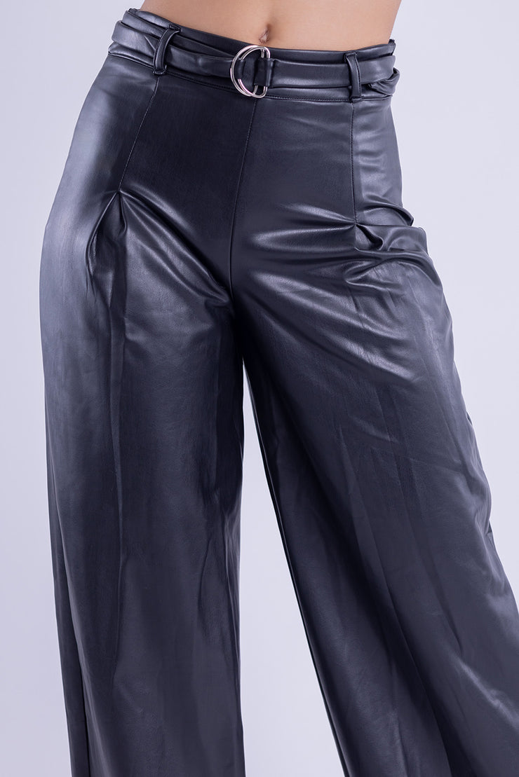 Pantalón tipo palazo de vinil con cinturón