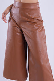 Pantalón capri de vinipiel