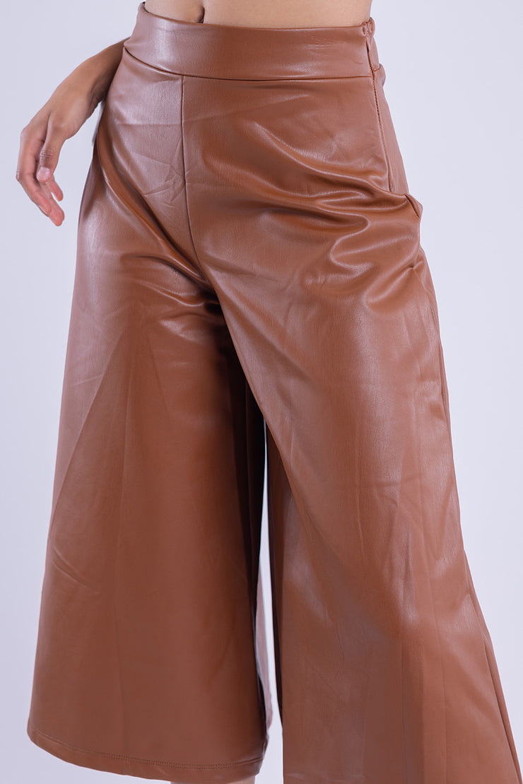 Pantalón capri de vinipiel