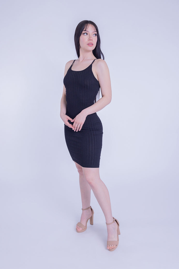 Vestido negro de tirantes entallado