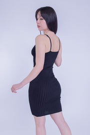Vestido negro de tirantes entallado