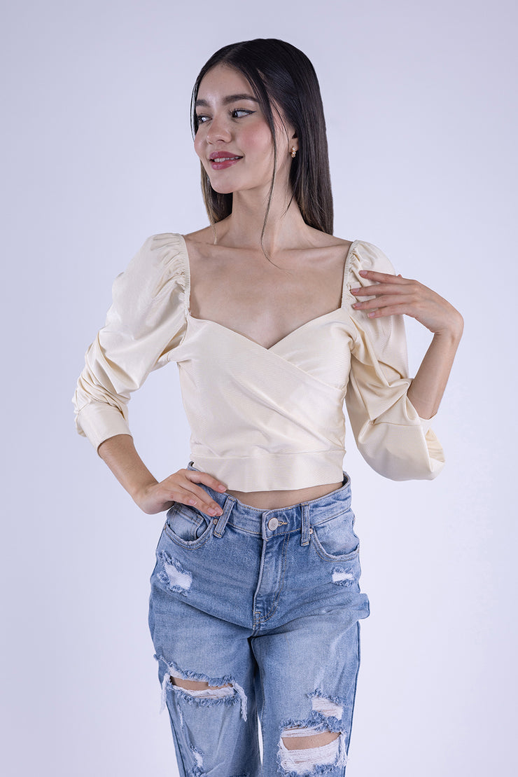 Top satinado beige cruzado