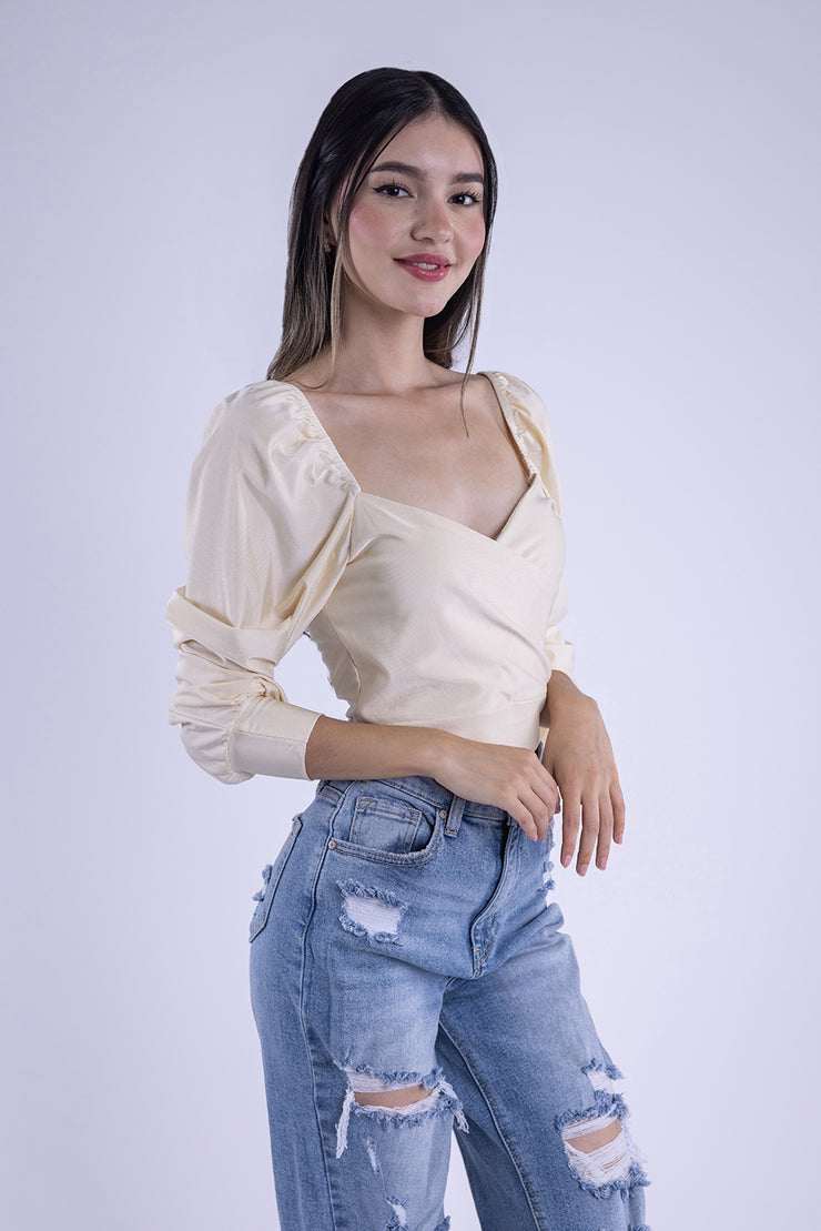 Top satinado beige cruzado